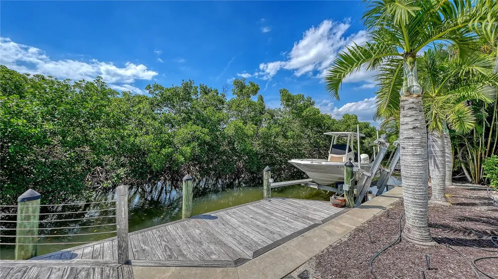705 JUNGLE QUEEN WAY Longboat Key, FL 34228