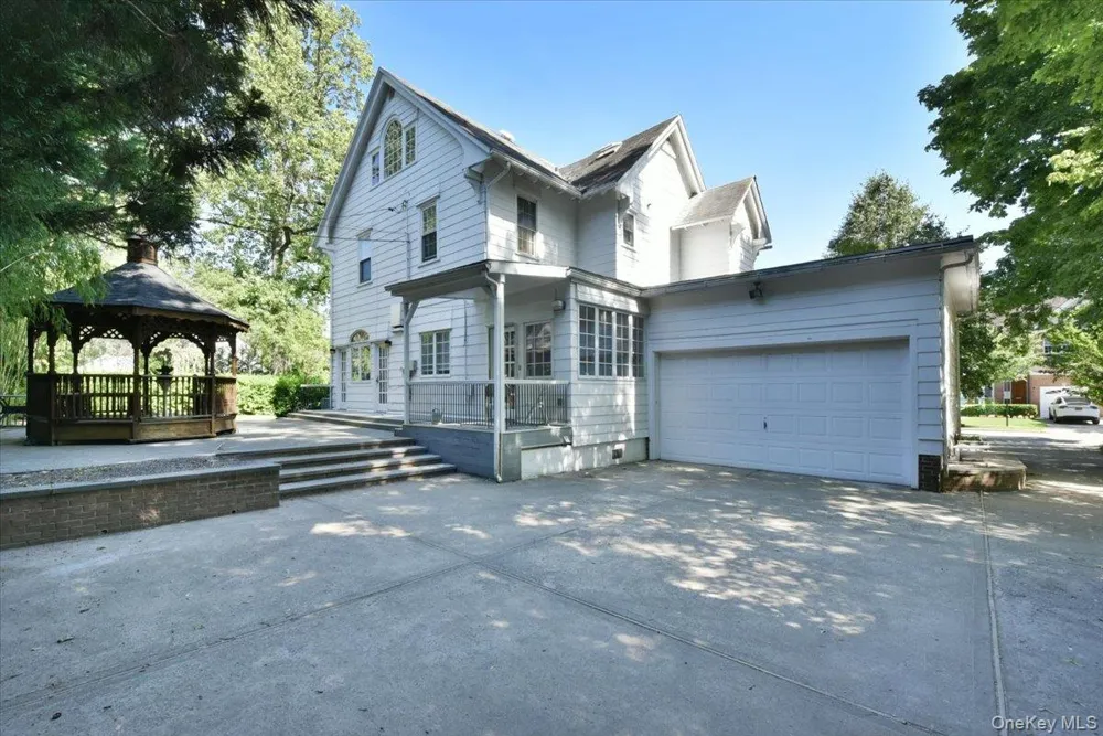 9 Nassau Drive Great Neck, NY 11021
