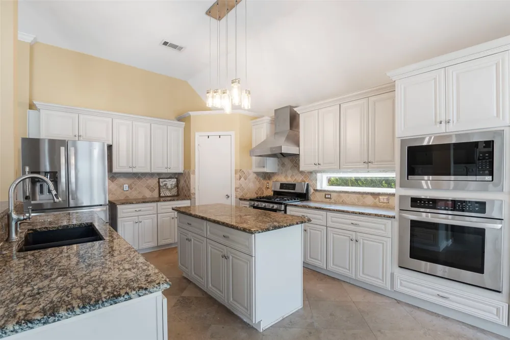 622 Meadowcrest Drive Highland Village, TX 75077
