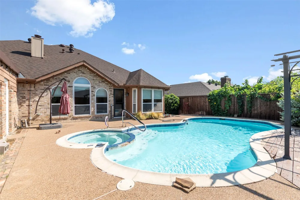 622 Meadowcrest Drive Highland Village, TX 75077