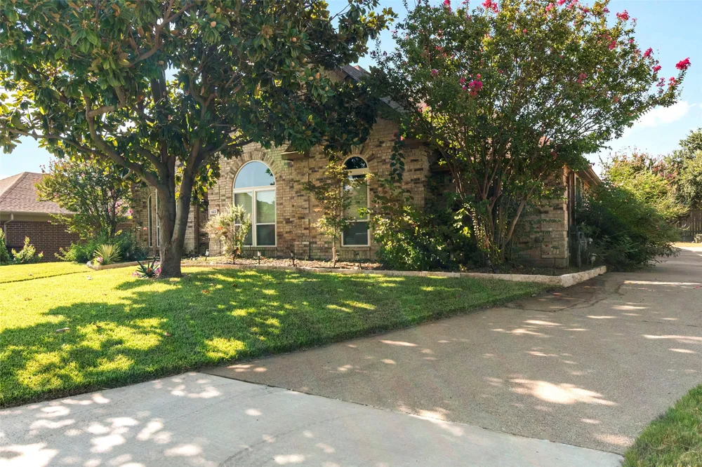 622 Meadowcrest Drive Highland Village, TX 75077