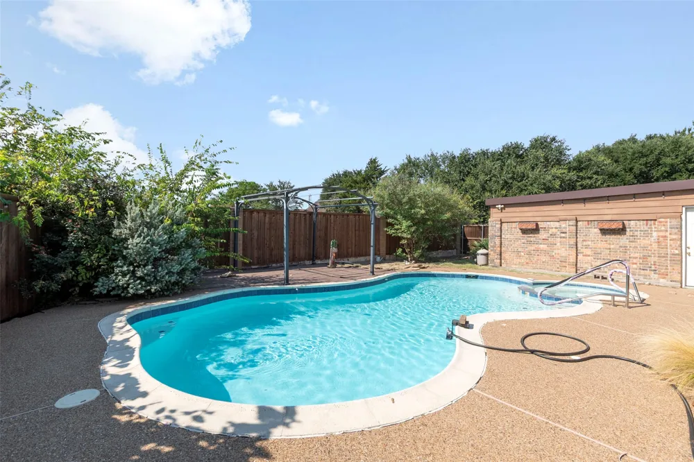 622 Meadowcrest Drive Highland Village, TX 75077