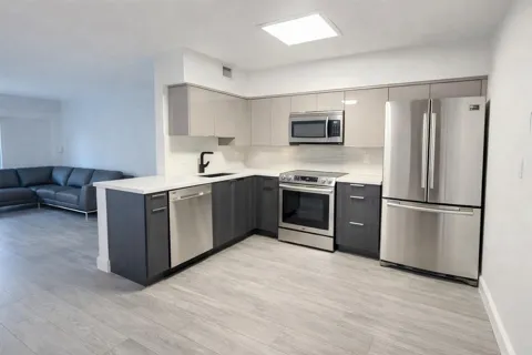 3220 Bayview Drive #211