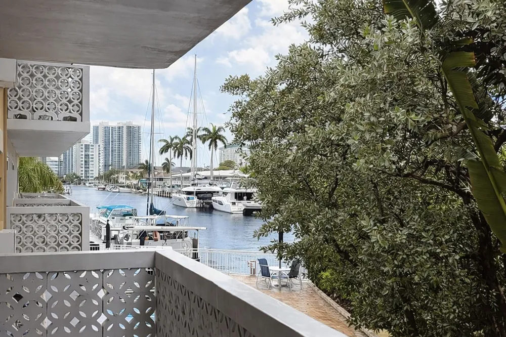 3220 Bayview Drive #211 Fort Lauderdale, FL 33306