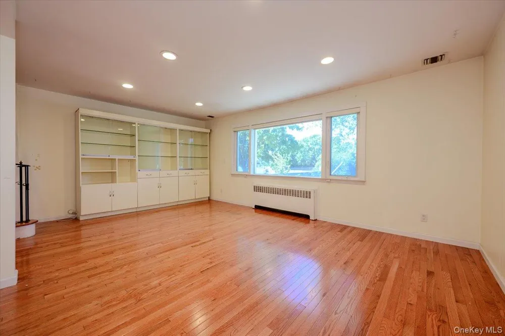567 Oxford Road Cedarhurst, NY 11516