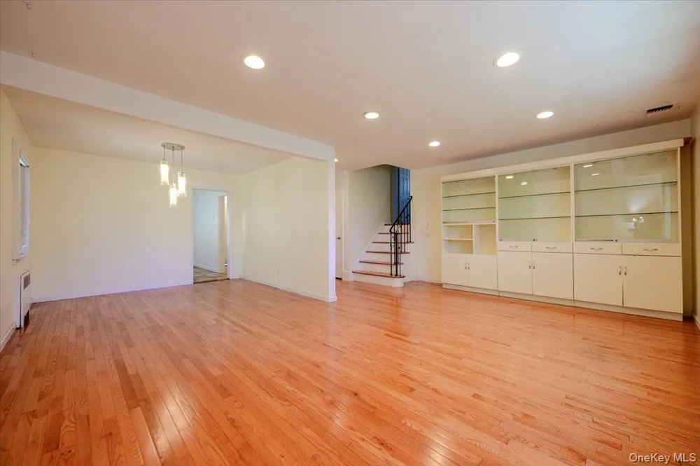567 Oxford Road Cedarhurst, NY 11516