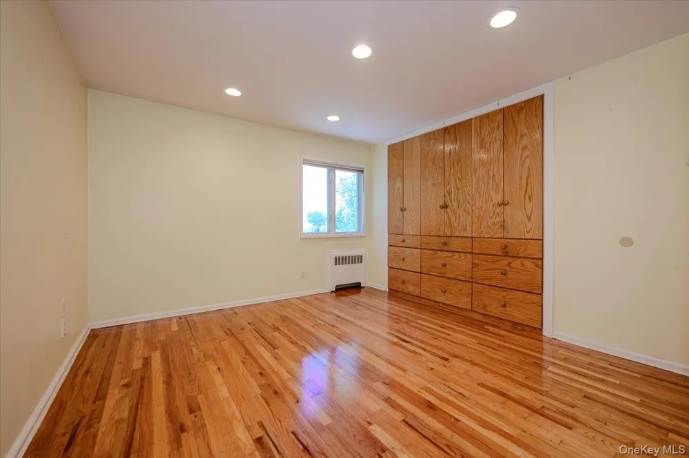567 Oxford Road Cedarhurst, NY 11516