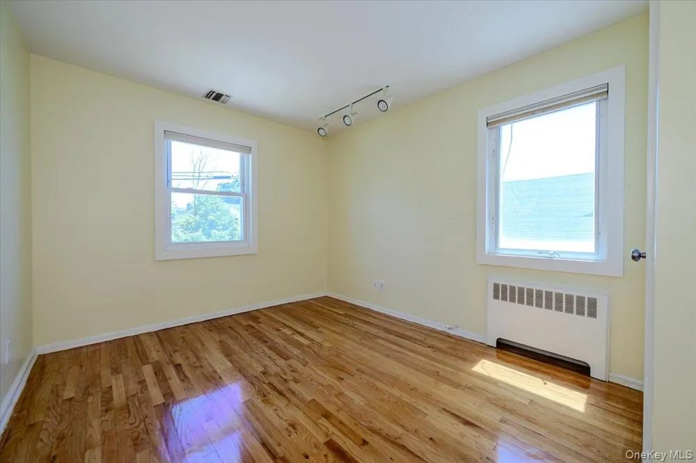 567 Oxford Road Cedarhurst, NY 11516
