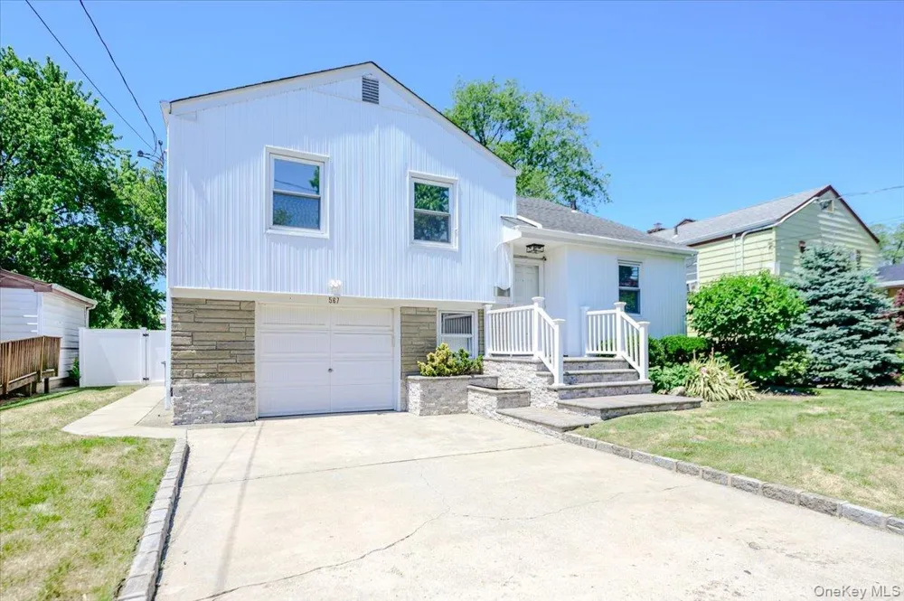 567 Oxford Road Cedarhurst, NY 11516