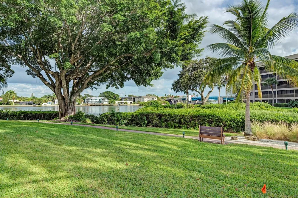 1800 COVE II PLACE #213 Sarasota, FL 34242