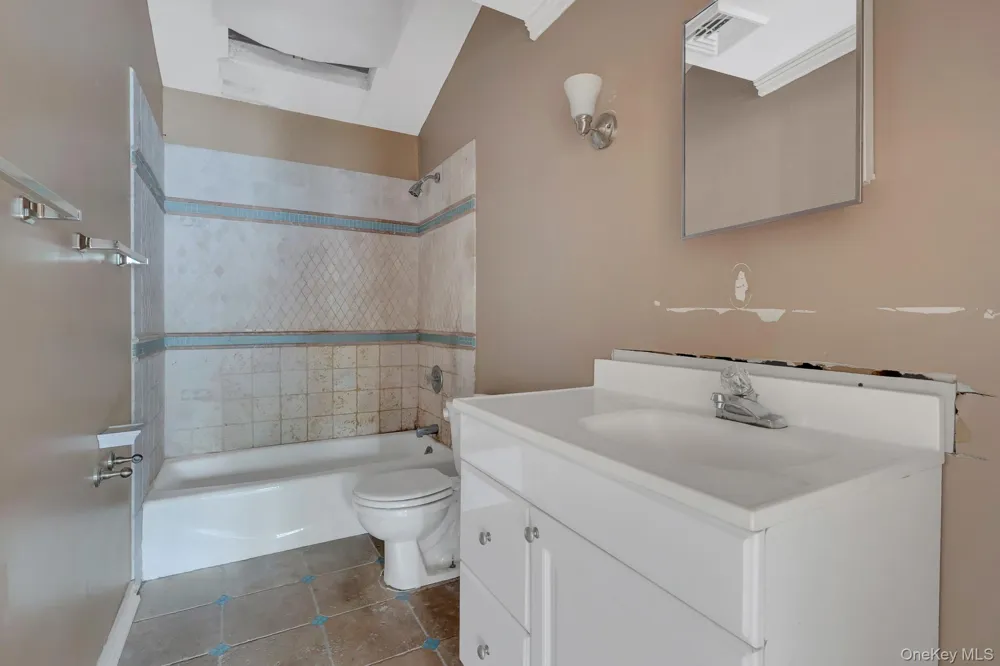 41 Fremont Street Lindenhurst, NY 11757