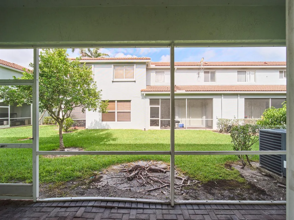 2052 Oakhurst Way Riviera Beach, FL 33404