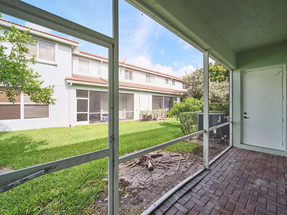 2052 Oakhurst Way Riviera Beach, FL 33404