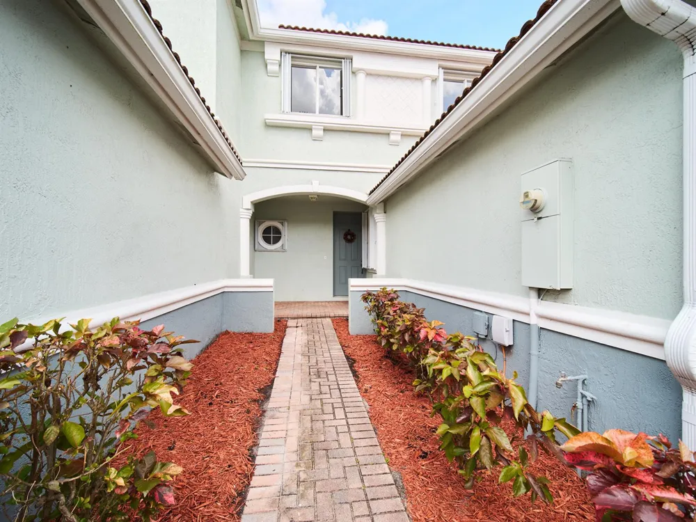 2052 Oakhurst Way Riviera Beach, FL 33404