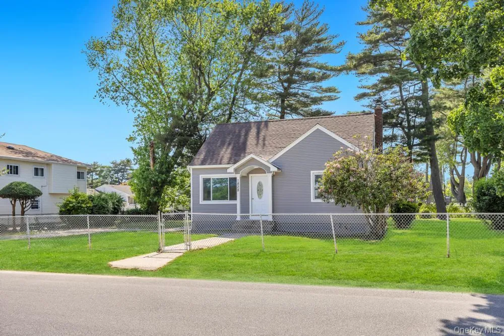 1828 Stein Drive Bay Shore, NY 11706