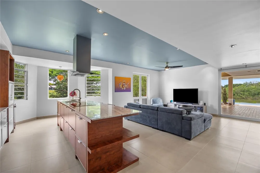 403 CAMINO DE LOS JOBANES Dorado, PR 00646