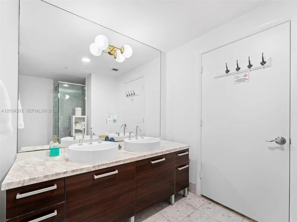 253 NE 2nd St #1801 Miami, FL 33132