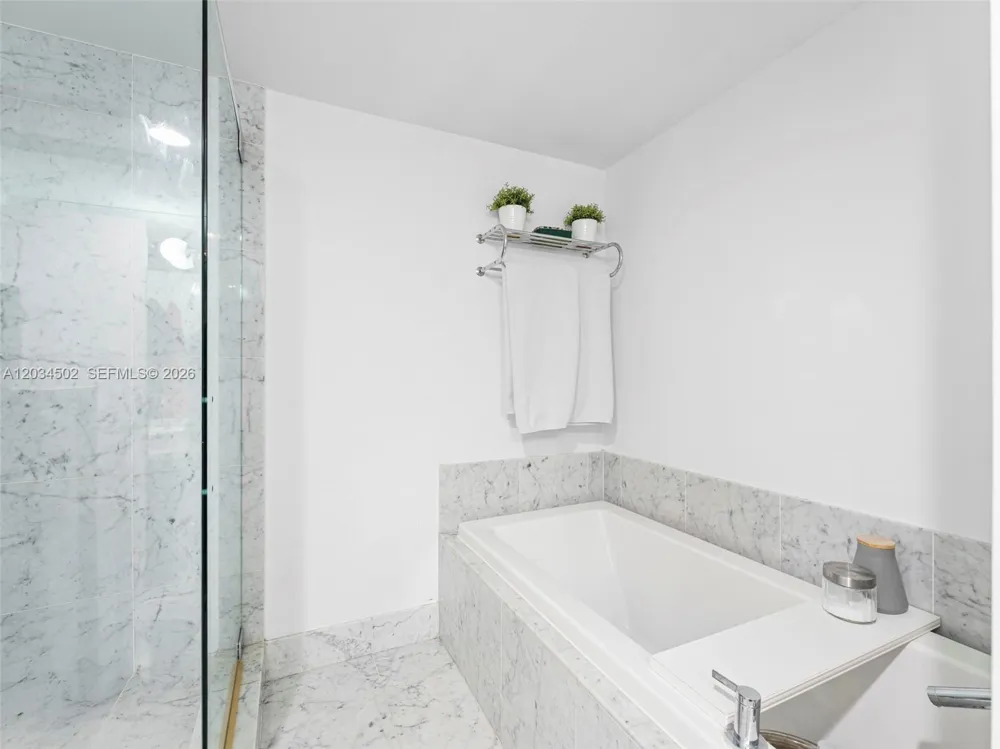 253 NE 2nd St #1801 Miami, FL 33132