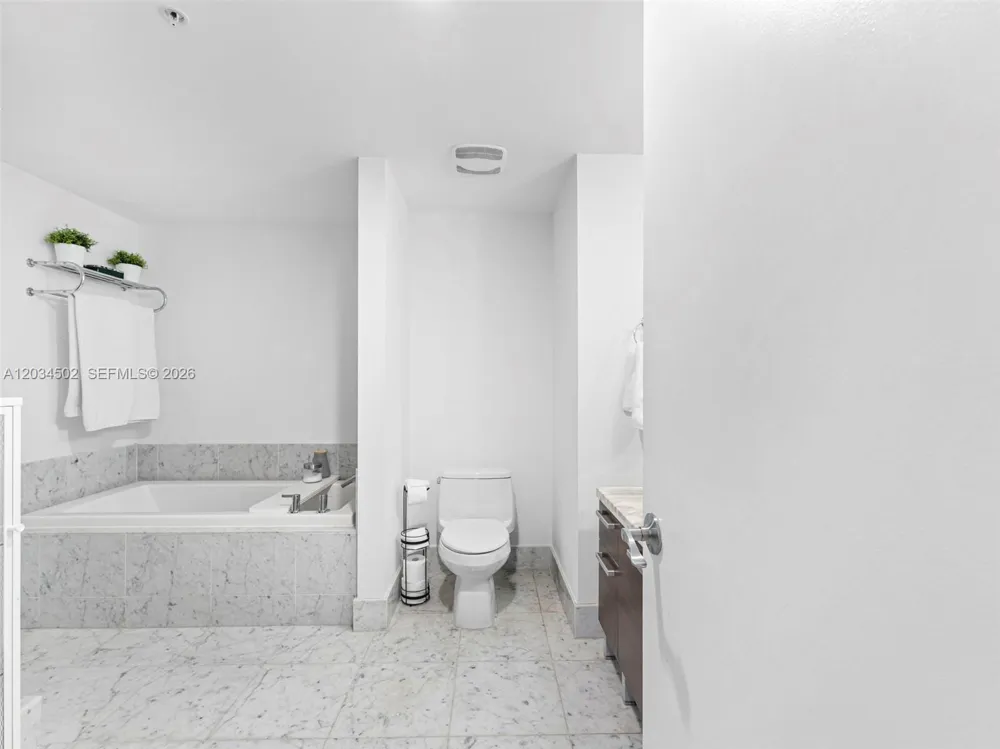 253 NE 2nd St #1801 Miami, FL 33132