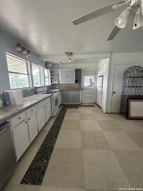 9 Sky Line Dr Comfort, TX 78013