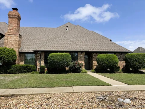 2607 Greenbriar