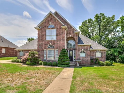 614 W 37th Place