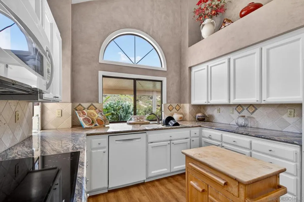 2370 Vista Valley Vista, CA 92084