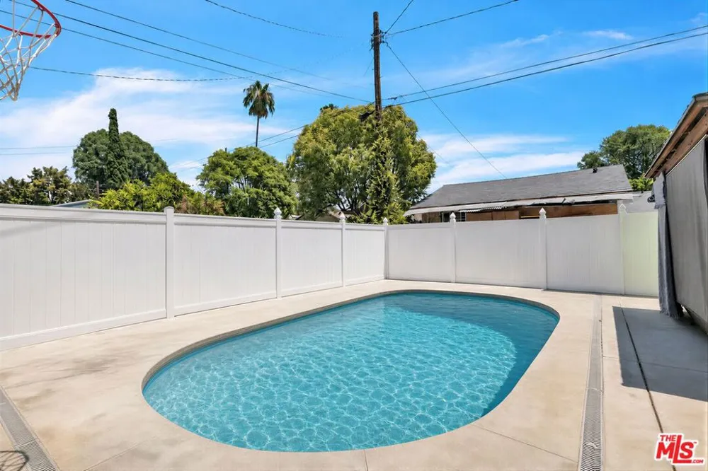 6718 Katherine Avenue Van Nuys, CA 91405