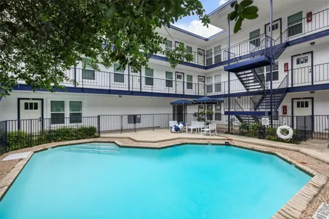 923 E 41st Street #105
