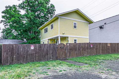 106 2nd Street NE