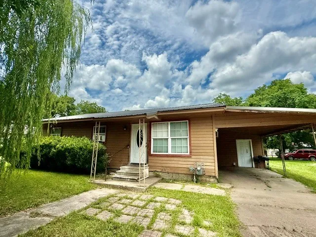 805 W 3rd Street Clarksville, TX 75426