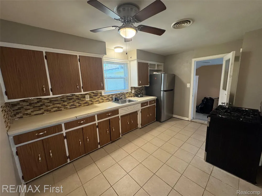 20200 Westhampton Avenue Southfield City, MI 48075