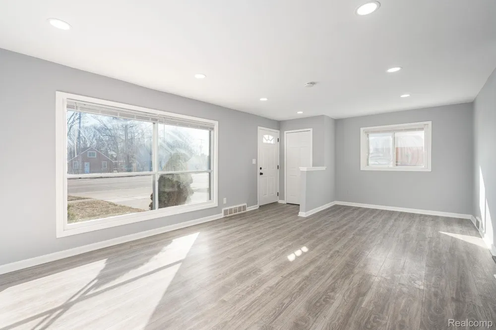 18327 E 13 MILE ROAD Fraser City, MI 48026