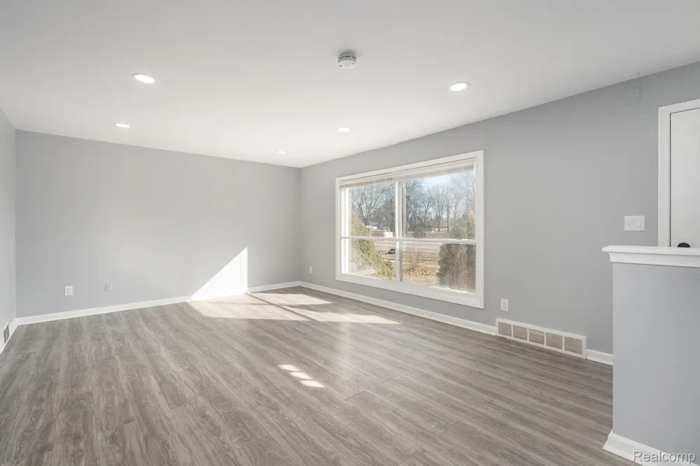 18327 E 13 MILE ROAD Fraser City, MI 48026