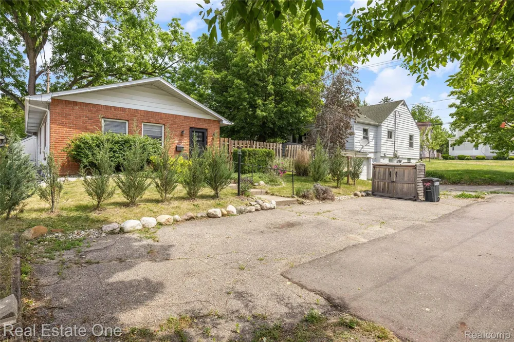 225 1st Street Fenton City, MI 48430