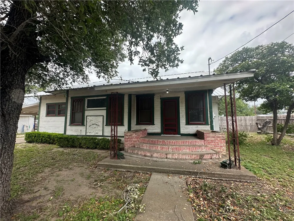 206 Hinton Three Rivers, TX 78071