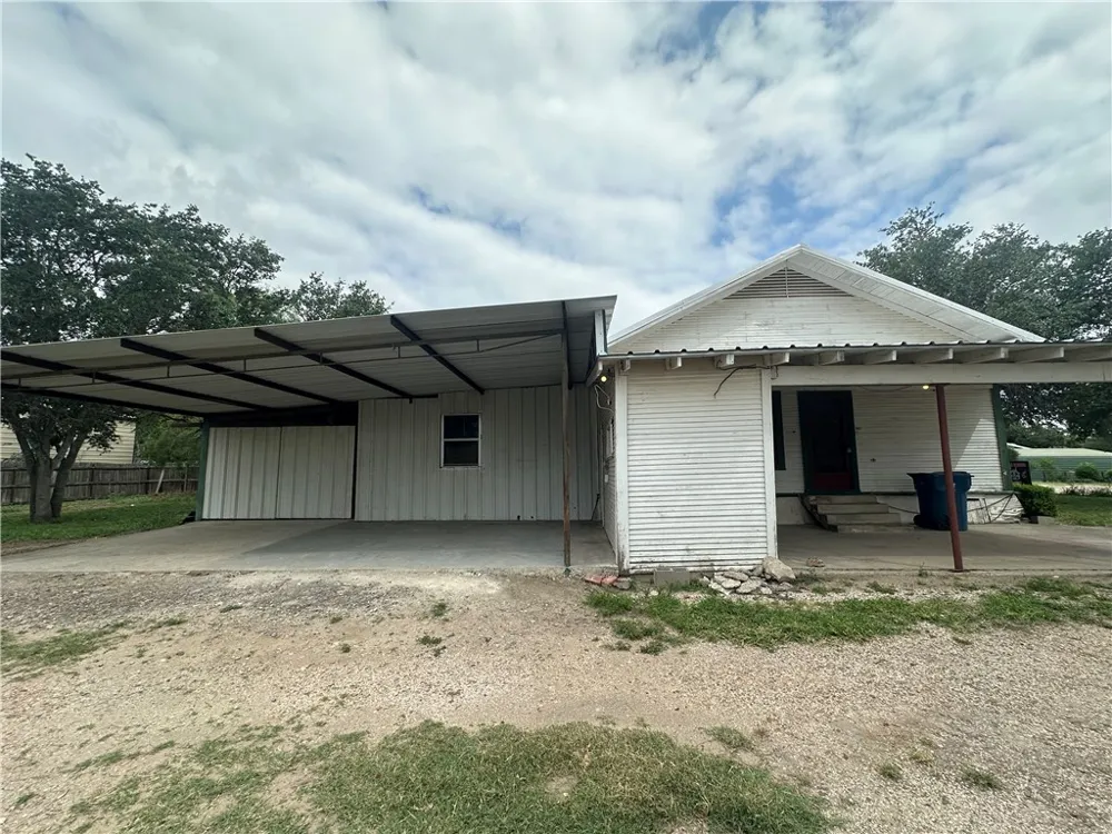 206 Hinton Three Rivers, TX 78071