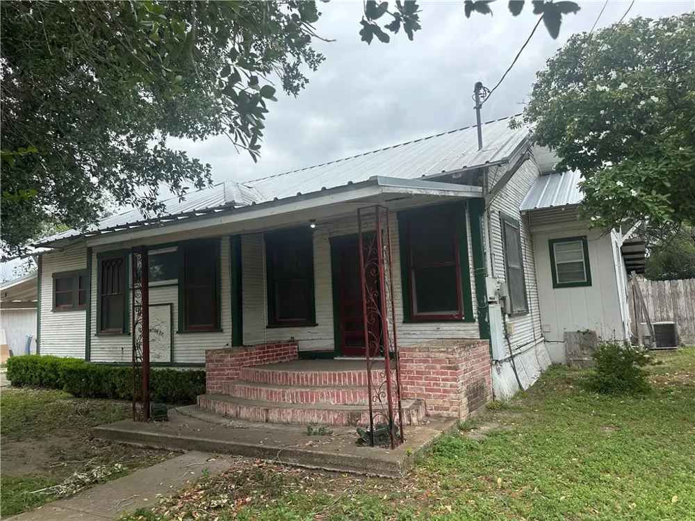 206 Hinton Three Rivers, TX 78071
