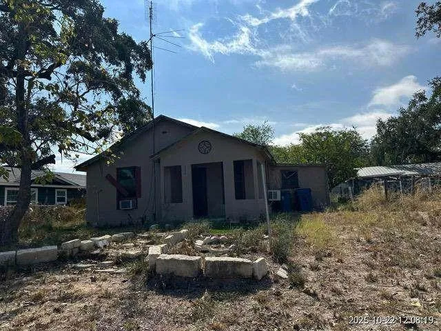 808 Bowen Street Pleasanton, TX 78064