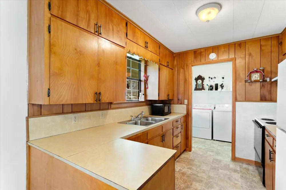 704 E Main Street Honey Grove, TX 75446