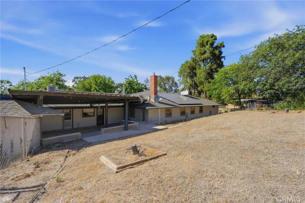 84 S Park St Porterville, CA 93257