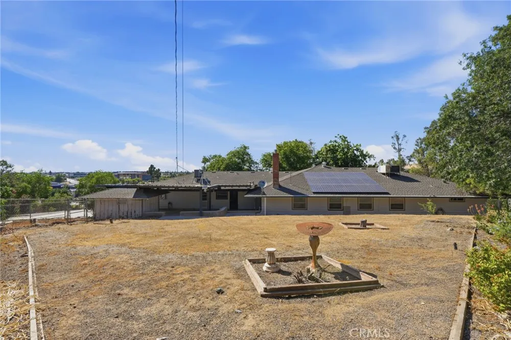 84 S Park St Porterville, CA 93257