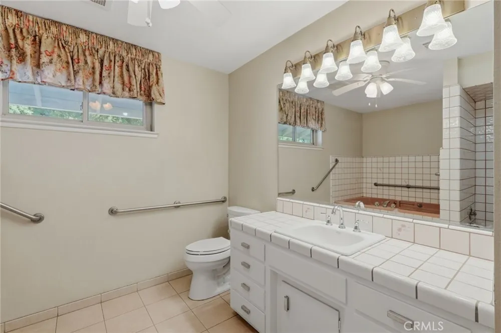 84 S Park St Porterville, CA 93257