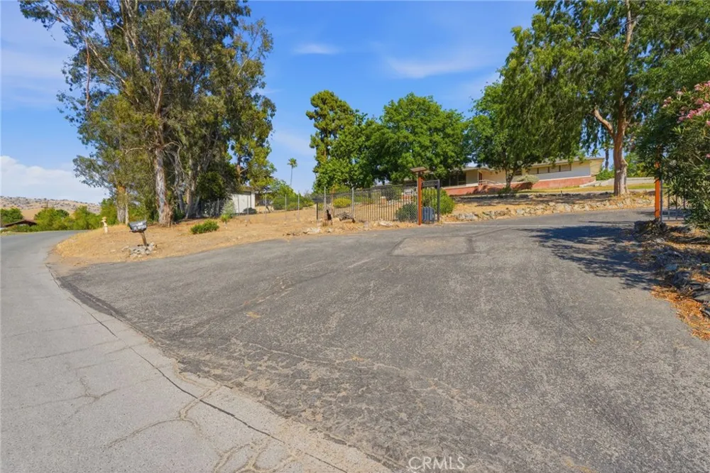 84 S Park St Porterville, CA 93257