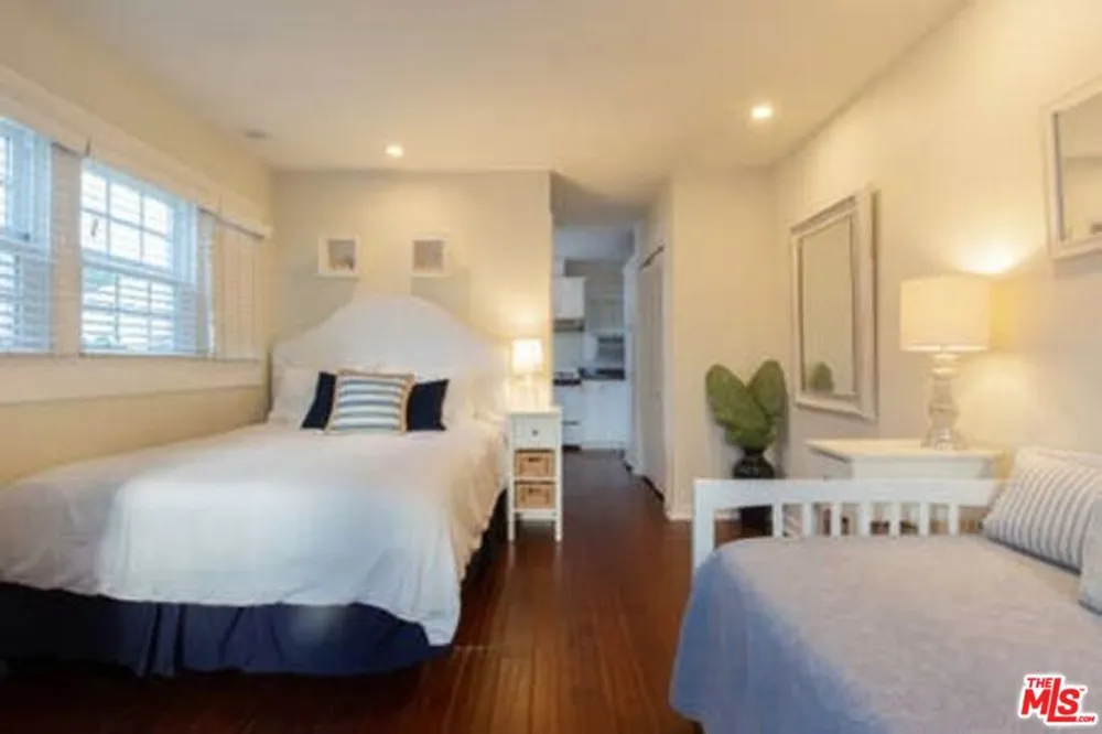 2323 Grand Canal Venice, CA 90291