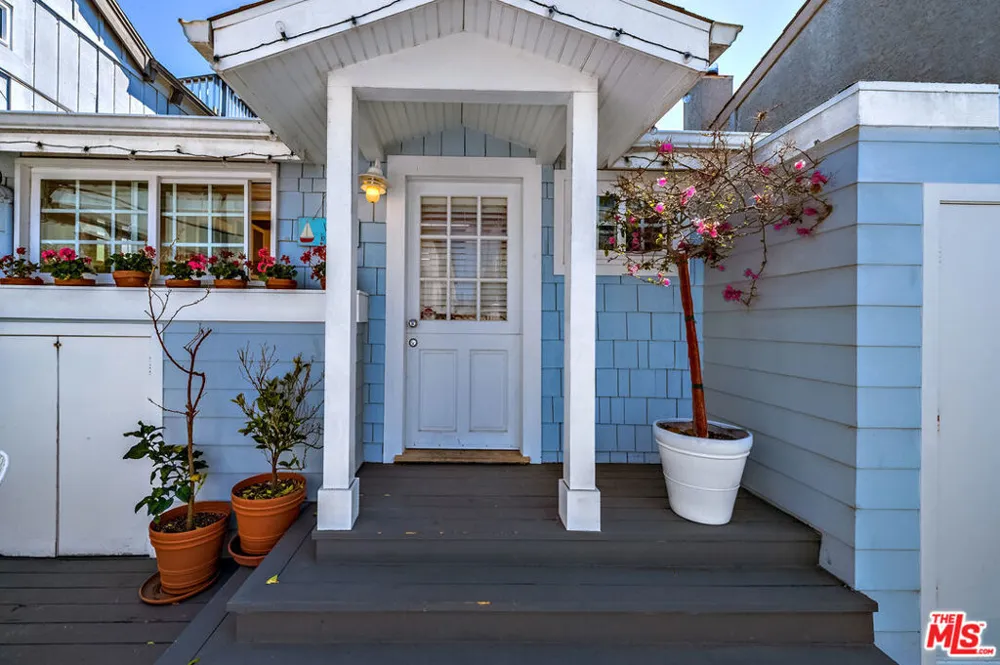 2323 Grand Canal Venice, CA 90291