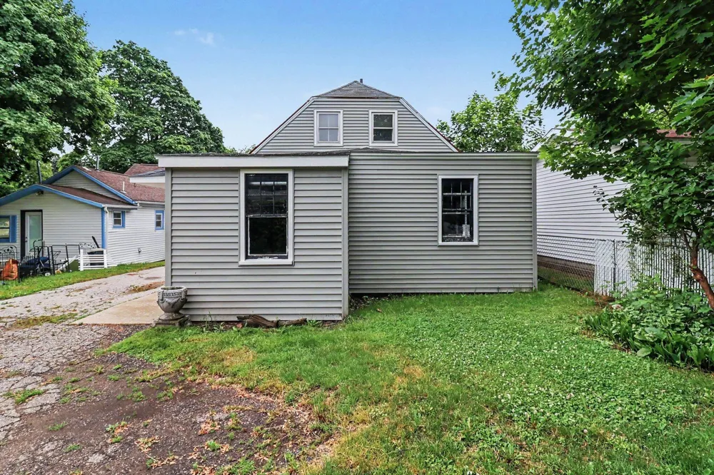 286 3rd Street Manistee, MI 49660