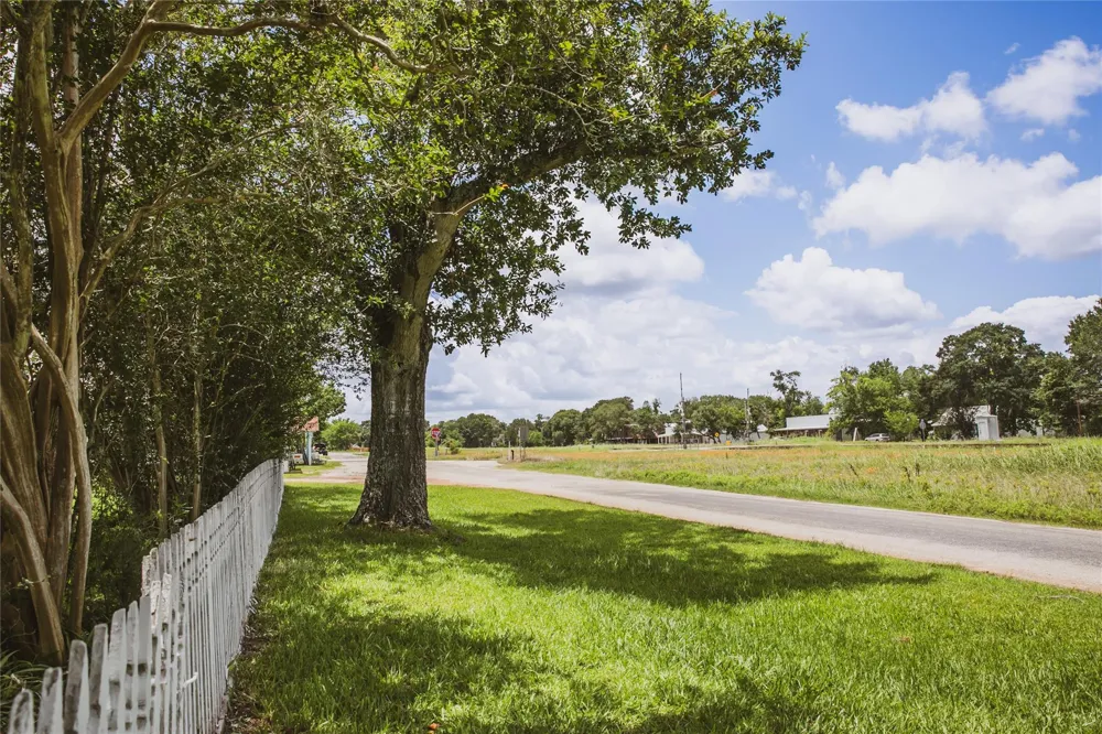10753 Track Rd E Cat Spring, TX 78933