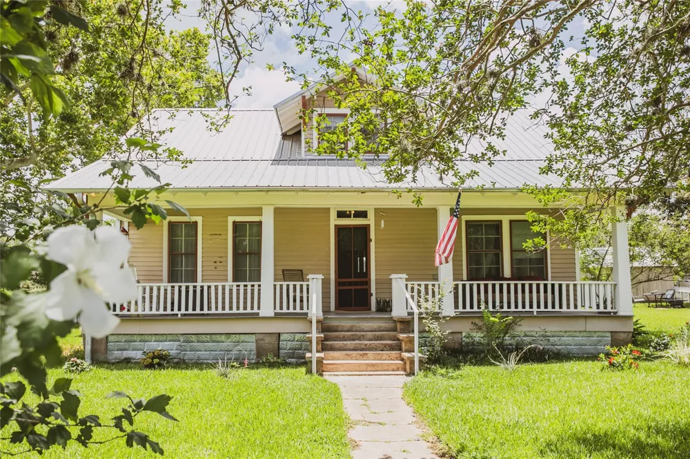 10753 Track Rd E Cat Spring, TX 78933