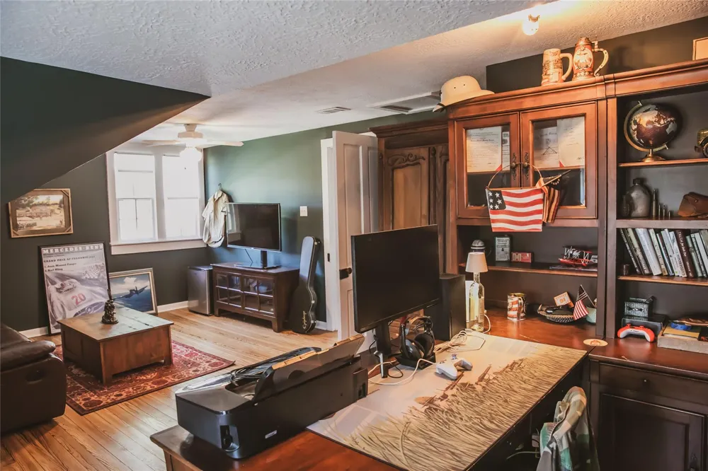 10753 Track Rd E Cat Spring, TX 78933